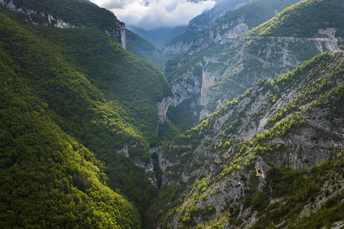 La luce che filtra tra le nubi, mette in evidenza il profilo accidentato della Valle del Lavello, nei pressi di Pennapiedimonte, una delle più grandi e selvagge della Maiella.